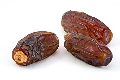 Hurma, zihni ve bedeni gelimeyi salar. Kansere kar koruyucudur, ksr keser, boaz arsn, broniti ve souk algnln giderir. Kemik hastalklarnda faydas ise yadsnamaz. Mineraller asndan olduka zengindir. eriinde kalsiyum. potasyum. demir, B vitamini bulunmaktadr.