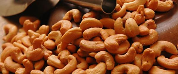 KAJU FISTIK FAYDALARI/ inko ierdiinden gribe kar koruyucu etkisi vardr, baklk sistemini glendirir, byme ve gelimeyi olumlu etkiler. erdii minerallerden magnezyum (276 mg/100 gr) kemik ve sinir dokusunu besler, kaslarn almasn dzenler, kalp atlarn dzenler. Kanszln nemli rahatszlklara yol at hamile ve ocuklarda D vitamini ierii ile eksiklii giderir, kemikleri ve baklk sistemini glendirir.