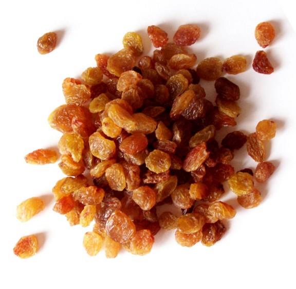 KURU ZM FAYDALARI/ zm rnlerindeki demir, kalsiyum ve potasyum minerallerinin, kemik geliimi yannda kanszl, halsizlii, zayfl ve ishali tedavi edici zellii bulunmaktadr. Kilo almak isteyen de rejim yapmak isteyen de zm yemelidir nk enerji verir. Protein ve karbonhidrat kaynadr. A,B1,B2,B6, C vitaminleri ile fosfat, kalsiyum, demir, fosforik asit, organik asitler, formik asit minerallerini ierir. Gnlk kalsiyumun 1/5ini ve demirin ise 1/3n karlar. Mineraller halsizlii, kanszl, ishali ve zayfl tedavi eder.