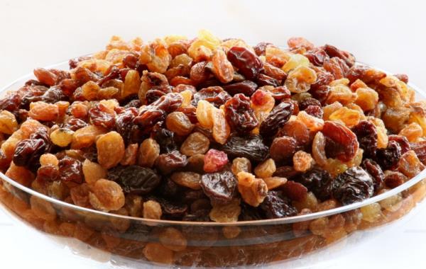 Karacier zafiyetine, ksre, bronite iyi gelir. Unutkanl azaltc etkileri olduu glemlenmitir. Di rmelerini engeller. zmde%20 orannda direk olarak kana karan eker vardr. Bu zellii ile bedenen ve zihnen alanlar iin iyi bir gdadr. Gda ekli anne stne benzer. zmdeki bol demir kan yapar.