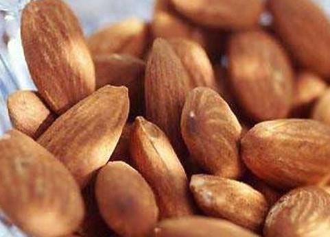 Kolestrol drr. Kalp krizi riskini azaltr. Her gn 42 gr badem veya fndk tketimi kalp hastal riskini azaltmaktadr. Kan ekeri dzeyini ayarlar; kansere yakalanma riskini azaltr. Cinsel gszle kar etkilidir. Bedenin ve zihnin yorgunluunu giderir. Ba ars, karacier ve bbrek arlarn hafifletir.