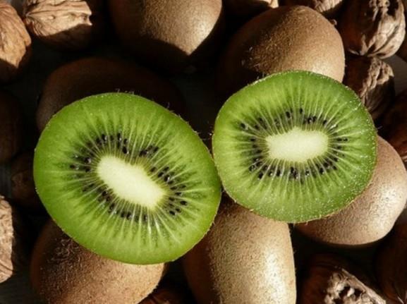 Yeni Zelanda'dan ngiltere'ye uakla getirilen bir tane kivi, atmosfere kendi arlnn 5 kat sera gaz salyor.