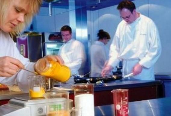 Sanayilemi lkelerde insanlar, gnde 6-7 kg katk maddesi yiyor.