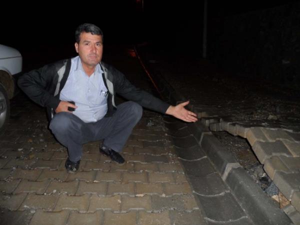 Alakpr Baraj nedeniyle su altnda Ormanck Mahallesi'nin 139 konutluk yeni yerleim yerinde, altyapnn yaplmadan evlerin inaa edildiini iddia eden Ormanck Mahallesi Muhtar Mustafa Keklik, "Evler bize teslim edileli daha 6 ay oldu. lk yamurda evlerimiz sular altnda kald. u anda borlarn demeye bile balamadan evlerimiz gyor. Yetkililer imdadmz duysun" diyerek yardm istedi.