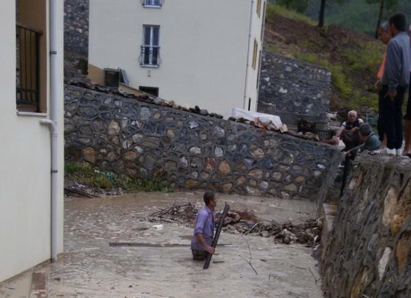 Mersin'in Anamur lesi'nde etkili olan sanak ya, taknlara neden oldu. Vatandalar zor anlar yaarken, ortaya ilgin grntler kt.
