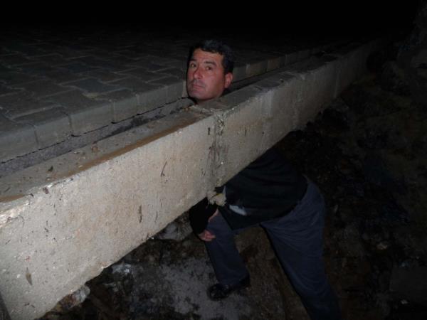 <p>Yarm saat yetti</p>  <p>Saanak yamur srasnda mahalledeki kilit parke yolun altndaki toprak zeminde kayma olduu ve yolun kaldrm bordrlerinin havada kaldn belirten Keklik, "Yarm saat yamur yamas ile byle oldu. Daha k girmedi. Bir de k girerse ne olacak?" diyerek mahalle sakinlerinin meyilli araziyi tutan istinat duvarnn evlerin zerine yklmasndan korktuunu syledi. lede saanak etkisini kaybederken, yamur hafif ekilde yamaya devam ediyor.</p>