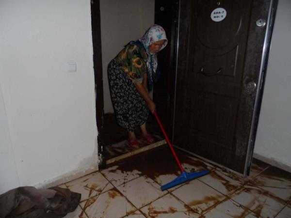 lk yamurda su bast  Anamur'da le saatlerinde balayan ve yaklak yarm saat sren saanak yata su basknlarnn yaand Ormanck Mahallesi'nde vatandalar, zor anlar yaad.
