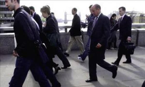 <p><b>ngiltere</b></p>  Erkek Resmi emeklilik ya: 65  <p>Emekli olunan ya: 63.2</p>  Kadn Resmi Emeklilik ya: 60  <p>Emekli olunan ya: 61.9</p>