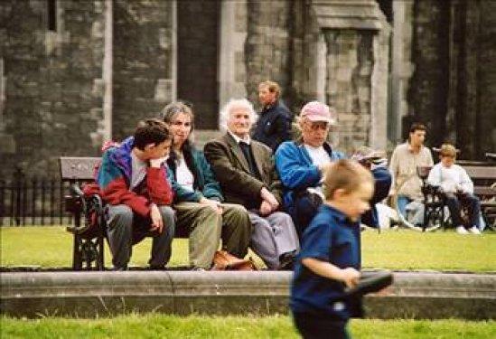 <p><b>rlanda</b></p>  Erkek Resmi emeklilik ya: 65  <p>Emekli olunan ya: 65.6</p>  Kadn Resmi Emeklilik ya: 65