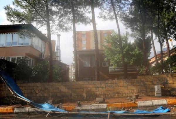 te yandan, terristlerin cenazelerini almak zere blgeye cenaze aralar da gnderildi. Polisin blgedeki incelemeleri sryor.