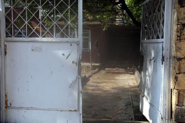 Diyarbakr&#8217;n merkez Kayapnar ilesi Huzurevleri Mahallesi&#8217;nde terr rgt ID mensuplarnn kald hcre evlerine dzenlenen, 2 polisin ehit olduu, 5 polisin yaraland, 7 terristin ldrld ve 12 terristin de yakaland operasyon srasnda yaanan atmalarn iddeti, operasyonun sona ermesiyle ortaya kt.