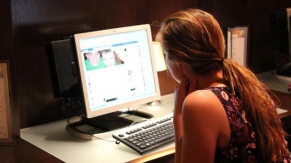 Gck olunan insanlarn sosyal medya hesaplarna gizli gizli girip bakmak