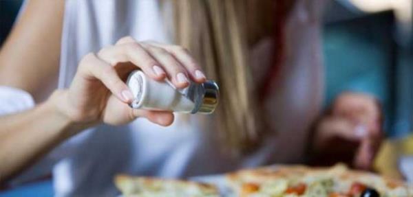 Tadna bakmadan yemee tuz atmak.