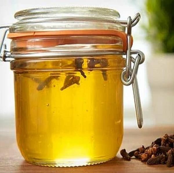 Bal ve karanfil<br>  Bu tarifin zn karanfilin iinde bulunan ok gl bir anestetik olan Eugenol oluturur. Eugenol ayn zamanda bal gibi gl bir antiseptiktir ki bu da enfeksiyonlarla mcadelede harika i karr. Karanfil, dier eugenol kaynaklarndan 20 kat daha fazla eugenol ierir, bu da di arlarnzn geirilmesinde bir numara i grr.