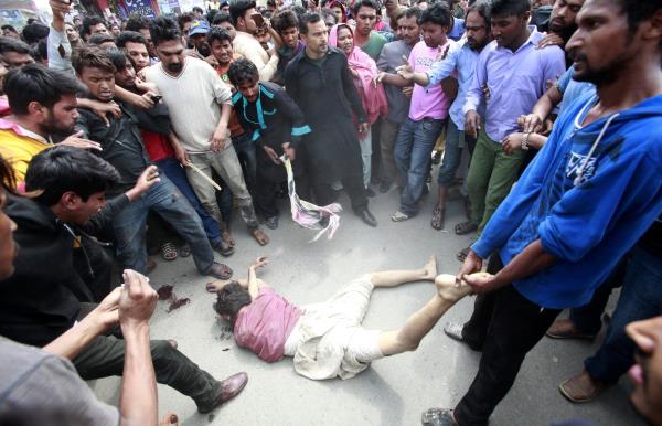 Lahore, Pakistan'daki fkeli Hristiyan topluluk, bir kilisede gerekletirilen intihar saldrsnn phelisini lin ederken. (15 Mart)