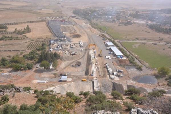 Yklenici firmann tnel grup koordinatr, jeoloji mhendisi Bar Duman yapt aklamada, geen yl eyll aynda Nurda ilesi Gkedere mevkisindeki k noktasndan tneli amaya baladklarn ve iki tnelde bin 200 metre ilerleme