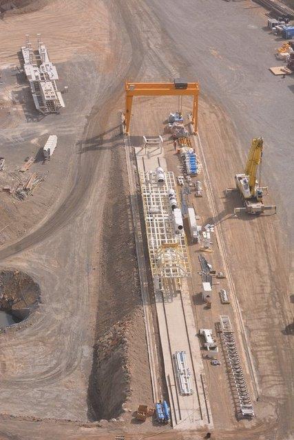 Blgeden demiryolu, karayolu, otoyol ve petrol boru hatlar geiyor, yerleim ve sanayi tesisleri i ie bulunuyor...