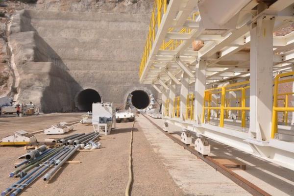 Tnelin tamamlanmasyla mevcut demiryolu hattn 17 kilometre ksaltacan vurgulayan Duman, "Tnel ama almalarnda imdiye kadar klasik kaz yntemini kullandk.