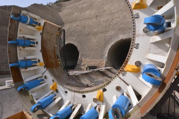 Osmaniye'nin Bahe ve Gaziantep'in Nurda ilelerini balayacak ve 10 bin 200 metrelik uzunluu ile Trkiye'nin en uzun demiryolu ift tp geidi olmas ngrlen projede bin 200 metrelik ilerleme saland.