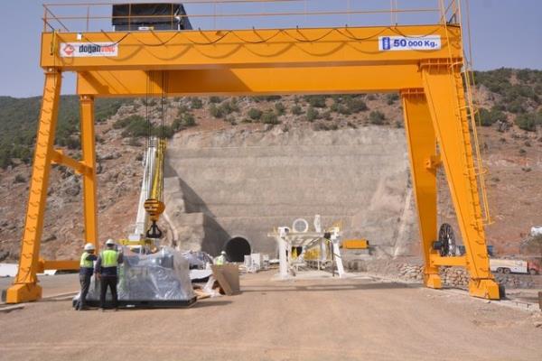 Dou Anadolu fay zonu da buradan geiyor. Bu artlar gz nne aldmzda gzergahn ne kadar zor olduunu, ciddi bir mhendislik ve planlama gerektirdiini gryoruz."