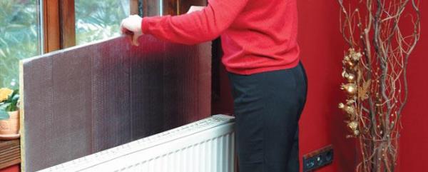 Radyatrden kan s, arkasndaki duvar str, s kaybn nlemek iin radyatrn arkasna yaltm levhalar yerletirin.