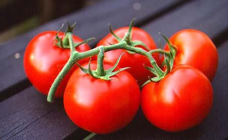 Domates: Antioksidan olan likopen ieren domates, akcier, prostat, cilt, mide ve mesane kanseri gibi kanserlerin gelime riskini azaltyor.