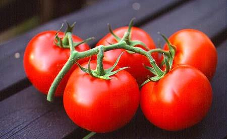 Ispanak: Bitki bazl omega 3 ve folat bakmndan zengin olan spanak, kalp hastal, fel, osteoporoz riskini azaltmaya yardm eder.