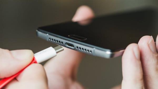 USB TYPE C  <br>  Marshmallow gncellemesi, telefonunuzun arj portunu birden USB Type C'ye dntrmeyecek, ancak Google'n en son yazlm bu yeni standard destekliyor.