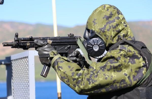 Gemide kitle imha silah arayan askerler, zerinde kablolar olan bir kapnn tuzakl olduu phesiyle bomba imha timine haber verdi.