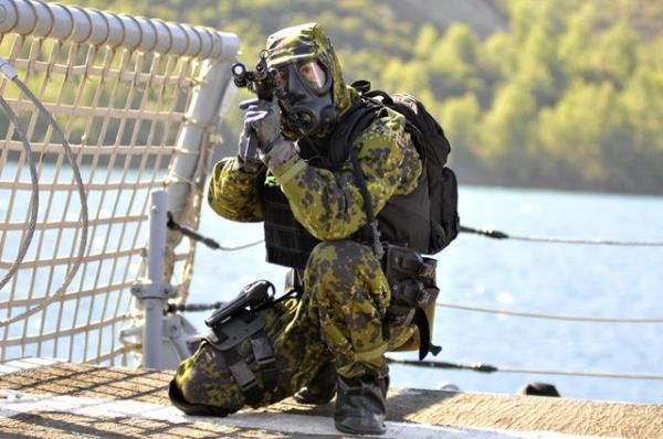 Gemi kaptannn izni zerine herhangi bir atma olmadan zel giysili komandolar gemiye karak, gvenlik nlemlerini ald.