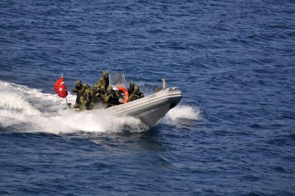 Yine botla gemiye gelen tim, bombal tuza etkisiz hale getirerek kapy at. eriye giren Deniz Kitle mha Silah nleme Timi'nin, gerekli incelemelerin ardndan silahlar etkisiz hale getirmesiyle tatbikat sora erdi.