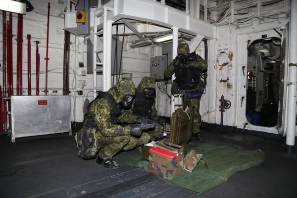 Tatbikat senaryosu gerei kitle imha silah bulunduu ihbar yaplan gemiye kan SAT komandolarnn, gvenlik nlemleri altnda Deniz Kitle mha Silah nleme Timi, silahlar etkisiz hale getirdi.