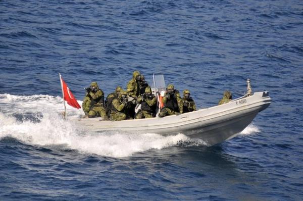 Senaryosu gerei, kitle imha silah bulunduu ihbar yaplan gemiye, SAT komandolar zodyak botla yanat.