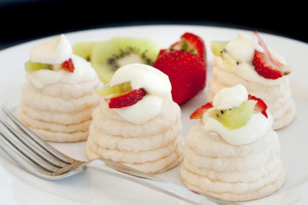 Buzdolabndaki meyvelerden meyve taba yapn ( varsa kremanti ile ssleyebilirsiniz)