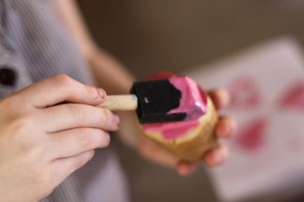 Evde hala bir suluboya takm varsa suluboya yaparak ocukluunuza dnebilirsiniz