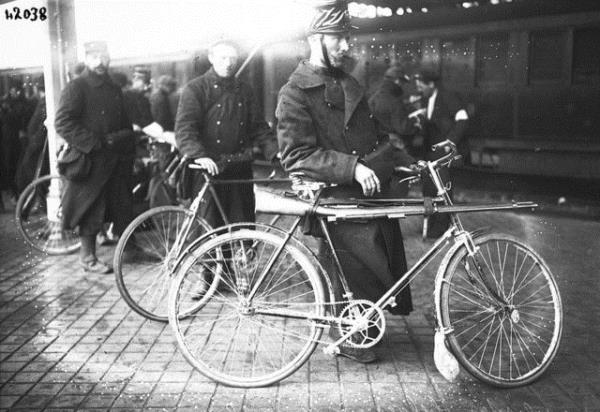 7. Bisikletiyle beklemekte olan Belikal asker