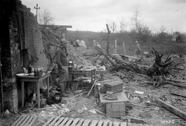 27. Harabeye dnm evin nnde Fransz askeri yannda kpek ile birlikte sigarasn iiyor  Candor, Oise, Fransa, 1917.