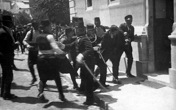 5. Srp milliyetisi, bir ihtimal Gavrilo Princip, daha byk olaslkla yancs Ferdinand Behr, Aridk Franz Ferdinand suikastnn sonrasnda yakalanp Sarayevo'daki polis karakoluna gtrlyor