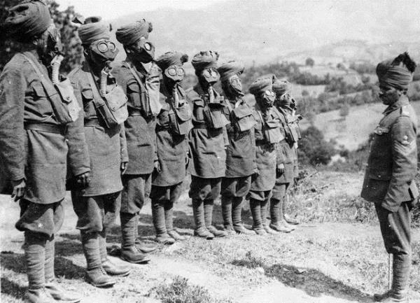 15. Selanik'teki Hindistan askerleri gaz maskeleri ile eitimde