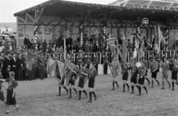 Ulus Meydan'nda 10. Yl Mar    <br>Kutlamalar kapsamnda kayda alnan ve ilk defa yaynlanan grntler, Ankara'da Hipodrom meydanndaki trenlerden 11 dakika 24 saniyelik bir kesiti ieriyor.