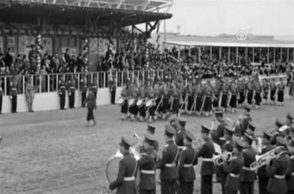 Daha sonra srayla krsye kan iki konumac gnn anlam ve nemini vurgulayan konumalar yapyor. Konumaclardan biri "Bugnlerin duygulu enlikleri iinde geirdiimiz, yurdun her tarafnda memleket evlatlar milli kurtuluun ba ve yeni Trkiye'deki dirili ve ykseli aleminin ruhu olan milli reis Gazi Mustafa Kemal'i bir kez daha hrmet ve minnetle anmaktadr" ifadesini kullanyor.