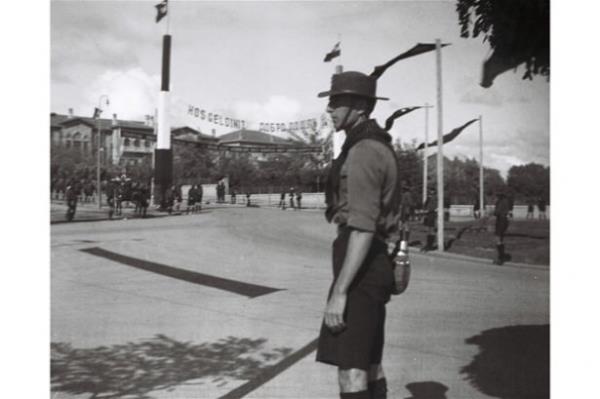 Gelenlerden 600&#8217; yaya, bin kadar ise atlyd. Kyllerin konaklamas iin okullar 17 ekimden itibaren tatil edildi. Kyller trenlere kadar kapatlan ilkokullarda arland.