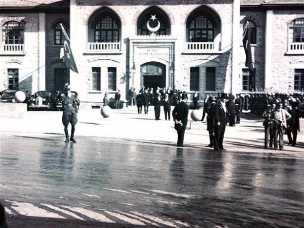 Bunun iin evre illerden de bin 600 kadar kyl Ankara&#8217;ya davet edildi. Davet edilenler arasnda kocasn ve ocuunu savata kaybetmi kadnlar da vard.
