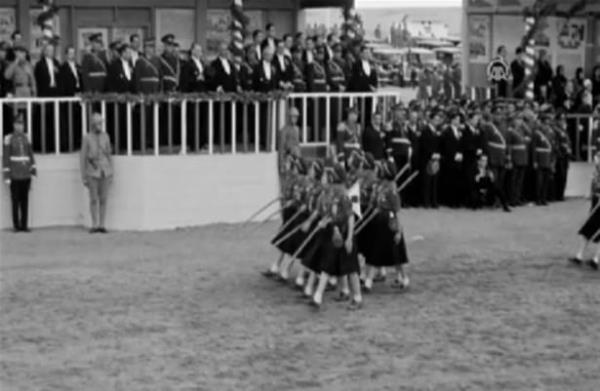 ncelikle izci rencilerin, ardndan askerlerin grld geit resminde, Atatrk de zaman zaman rencilere selam veriyor.