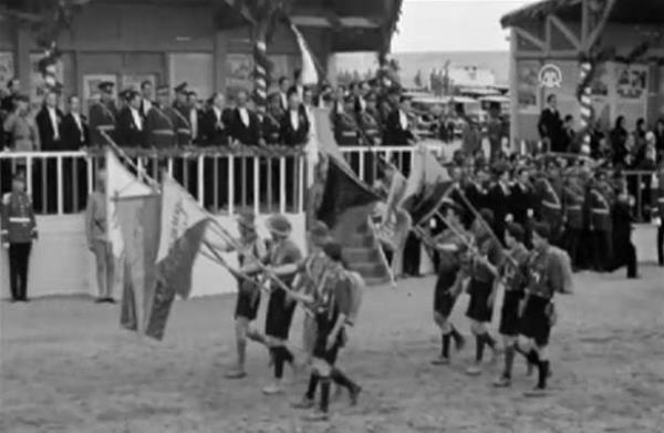 Tren kapsamnda gerekletirilen geit resminde, Cumhurbakan Mustafa Kemal Atatrk, Babakan smet nn, Genelkurmay Bakan Mareal Fevzi akmak, dier kabine yeleri ve yabanc misyon temsilcileri yer alyor.