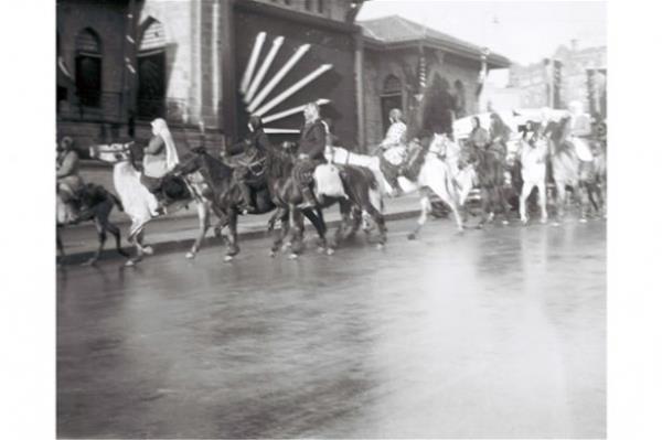 Cumhuriyet'in kuruluunun 92'nci yl dnm bata Ankara olmak zere tm lkede eitli etkinliklerle kutlanyor. Bugne kadarki en kapsaml kutlamalarn yapld 1933 ylnda yani Cumhuriyet'in 10. yl kutlamalarna ait fotoraflar ilk kez gn yzne kt.
