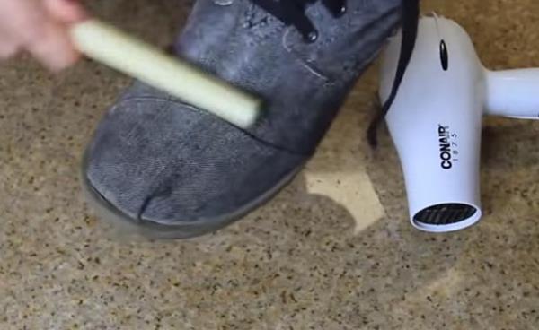 Bu ilemi yapmadan nce ayakkabnzn ufak bir blmnde kk bir test yapmanz ayakkabanzn duruma uygunluunu renmeniz asndan faydal olacaktr. Ufak bir alan olmas olas bir zarar grme riskinide azaltacaktr. imdi gelelim bu pratik bilgiliye.