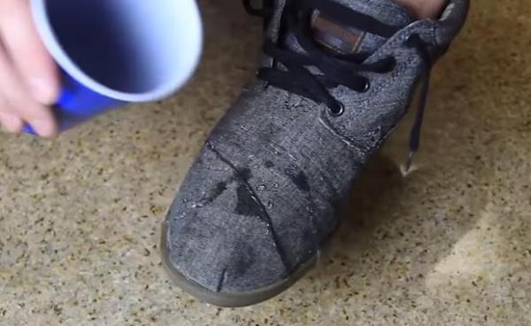 Bu uygulamay ayakkabnzn bir tekine yapp dierine yapmayarak aradaki fark ok rahat ayrt edebilirsiniz.