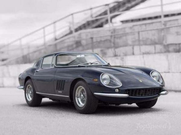 1967 Ferrari 275 GTB/4 3.3 litrelik canavar motoru ve 264 km son hzyla Ferrari efsanesine ok katkda bulunmutu.