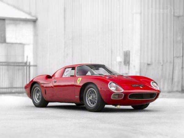 1964 Ferrari 250 LM ok nadir bulunan bu ara el yapm gvdesi ve yar arabas grnm ile bir dneme damga vurmutu.